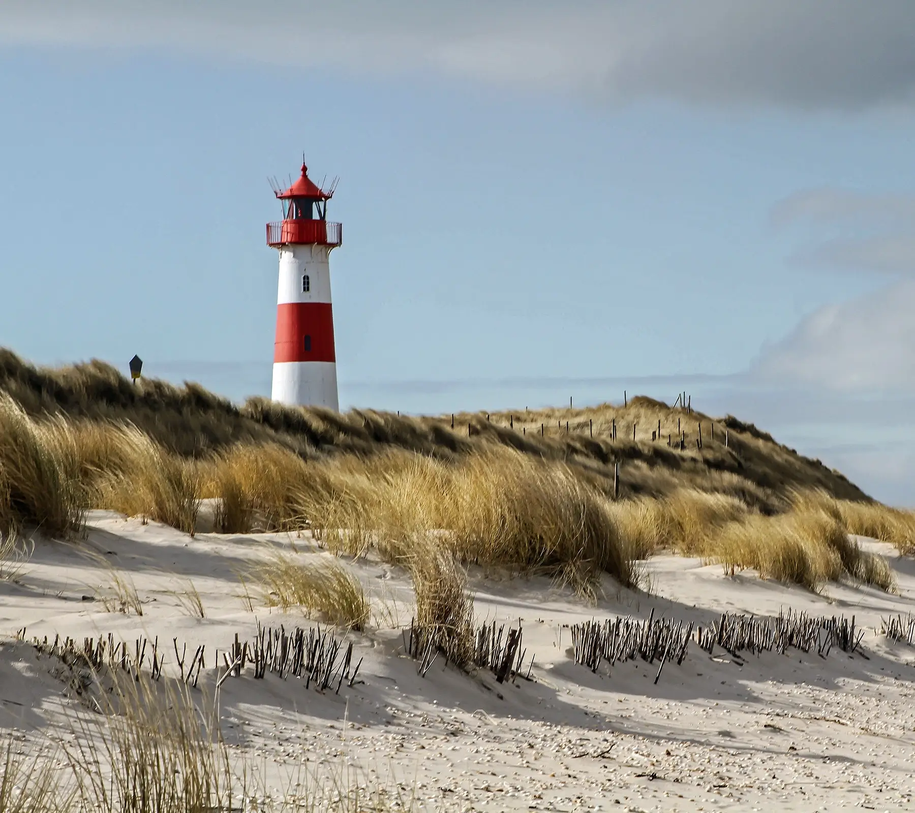 ein Leuchtturm auf einem Hügel auf Sylt